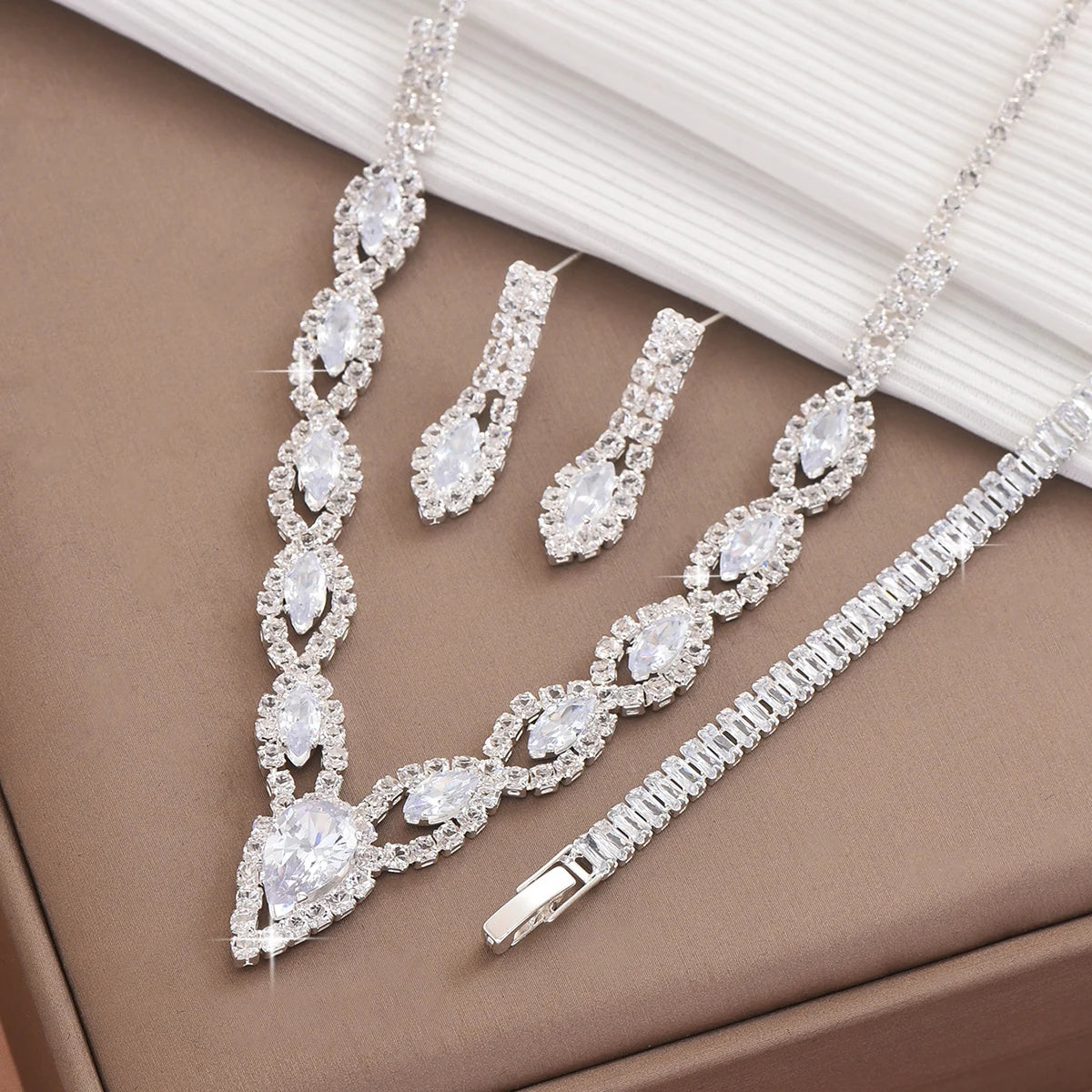 Rhinestone sparkling necklace jewelry set