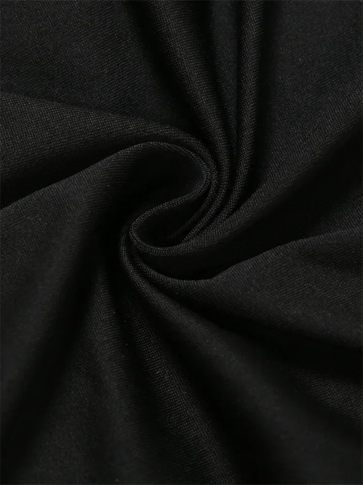 فستان ضيق بلون الخوخ مكشوف الظهر ومزين بالزغب، بكتفين مكشوفتين، يصل إلى الوركين