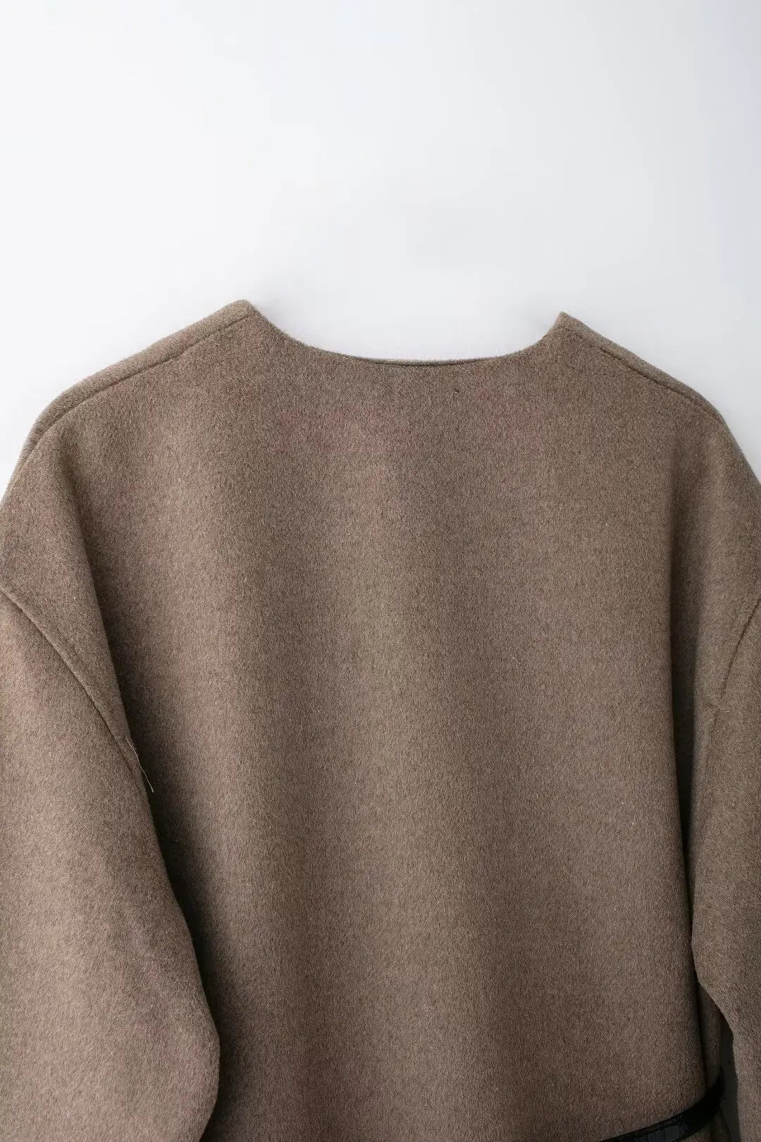 Chaqueta suave de manga larga con cuello en V y cinturón cruzado