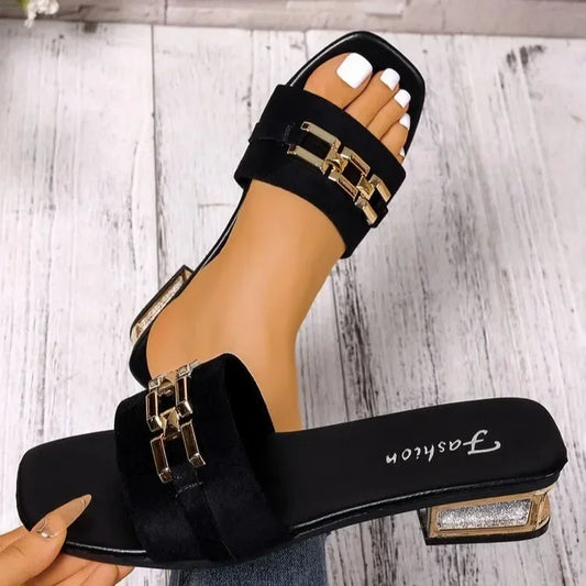 شباشب بوهيمية بكعب صغير مزينة بإبزيم معدني