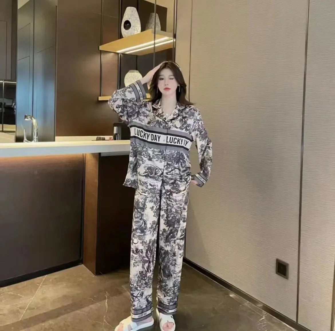 Ice Silk Ink Painting Long-Sleeved Home Wear Pajama Set