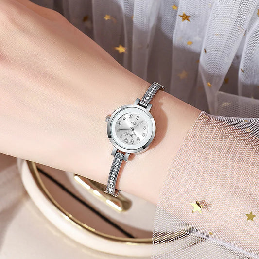 ساعة كوارتز صغيرة بمينا أرقام عربية.