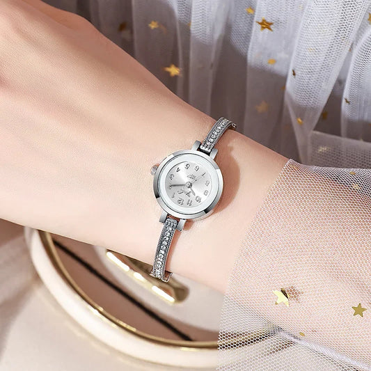 Reloj de cuarzo pequeño con esfera de números arábigos.