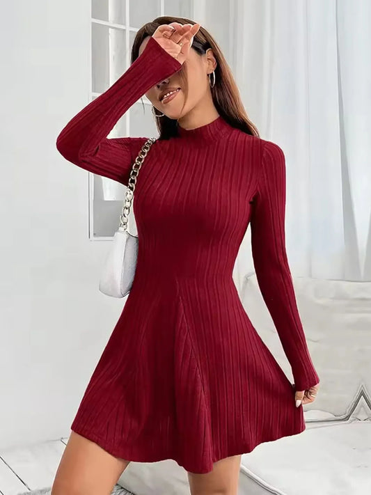 Vestido ajustado de manga larga con cuello alto y cintura media