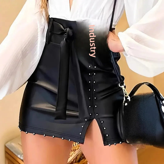 Minifalda de cuero ajustada con hebilla metálica