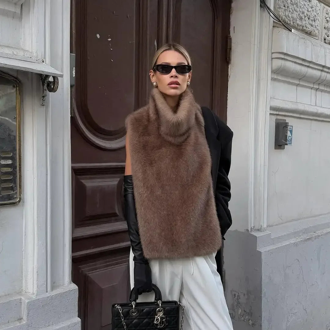 جاكيت بني اللون بأكمام طويلة مبطن بفرو صناعي سميك