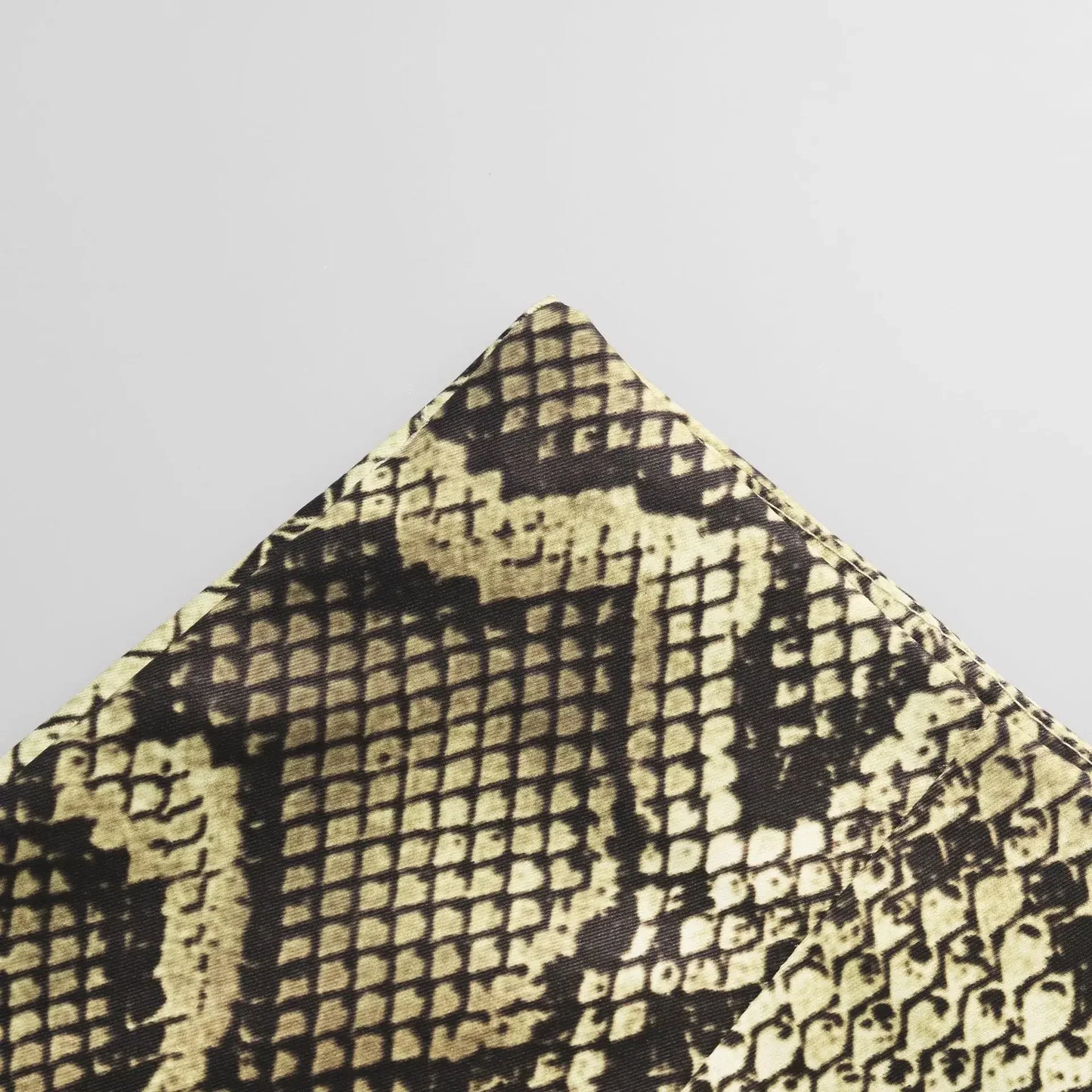 تنورة رفيعة بطبعة جلد الثعبان وخصر مرتفع