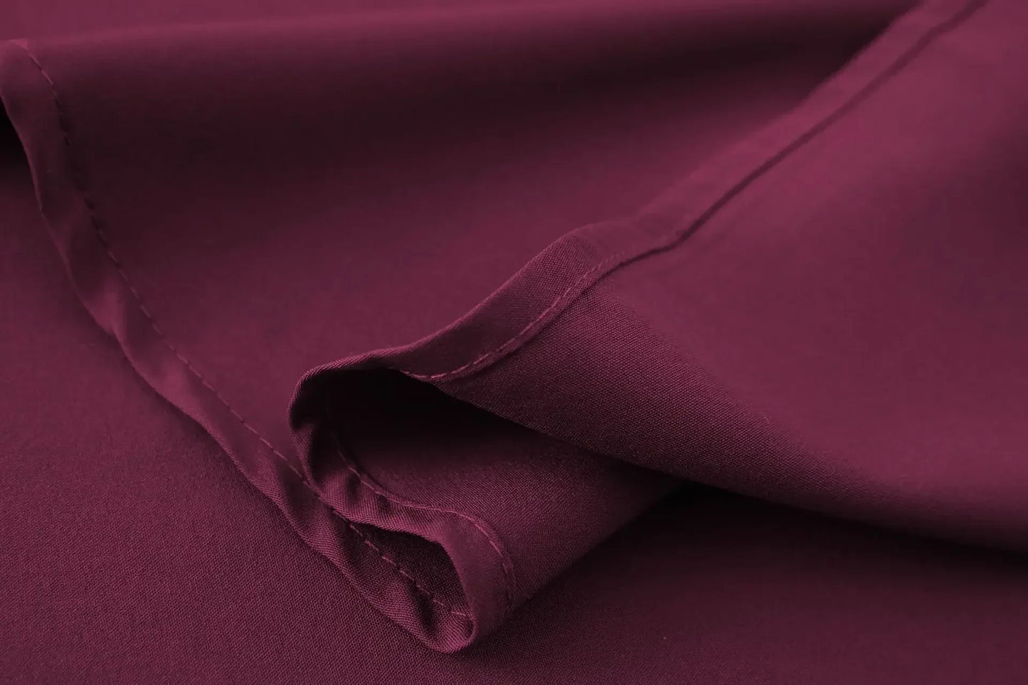 Vestido largo con cuello de hombros inclinados y cintura con lazo