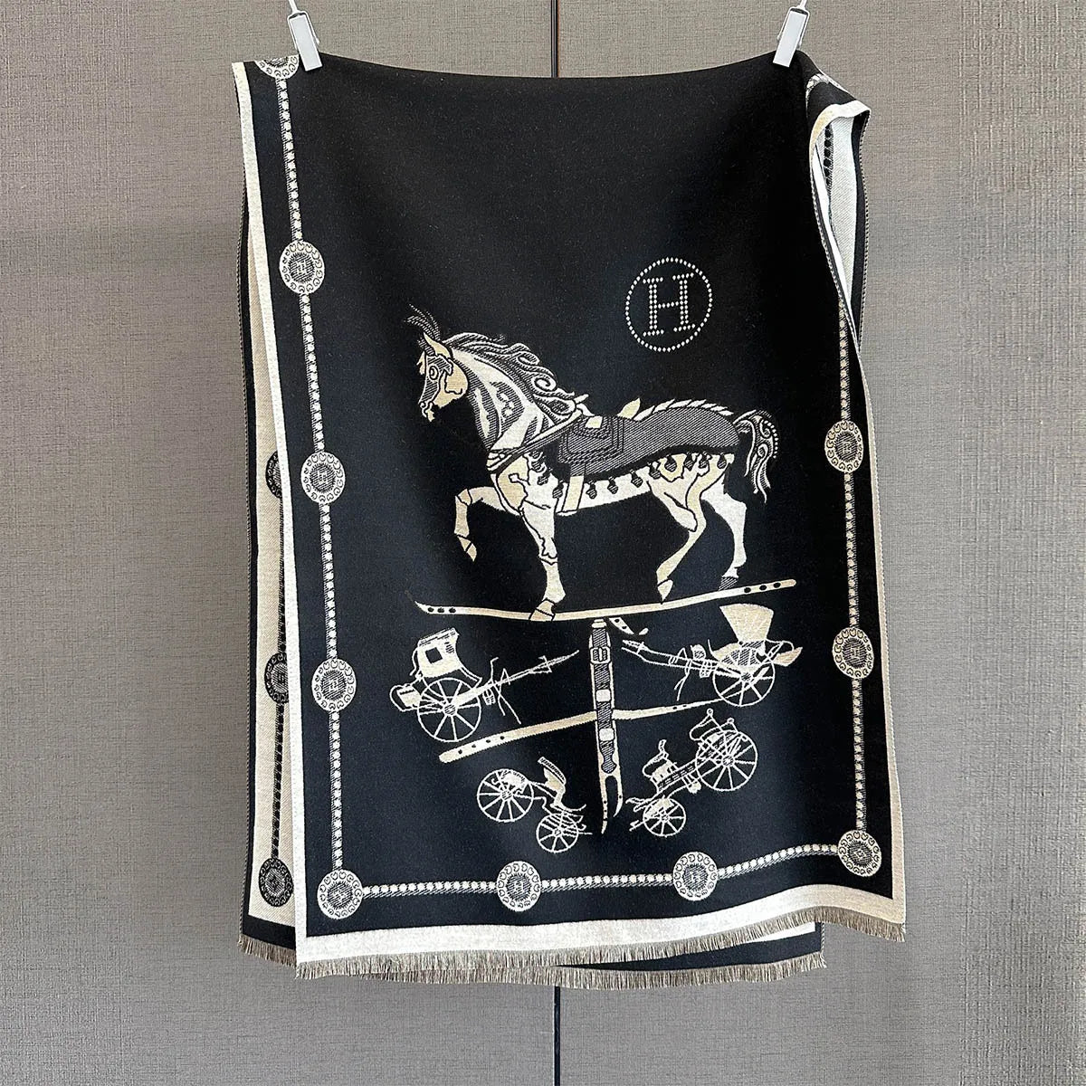 Elegante chal de cachemir con estampado de caballos