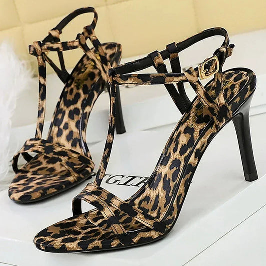 Zapatos de tacón alto con correa y hebilla