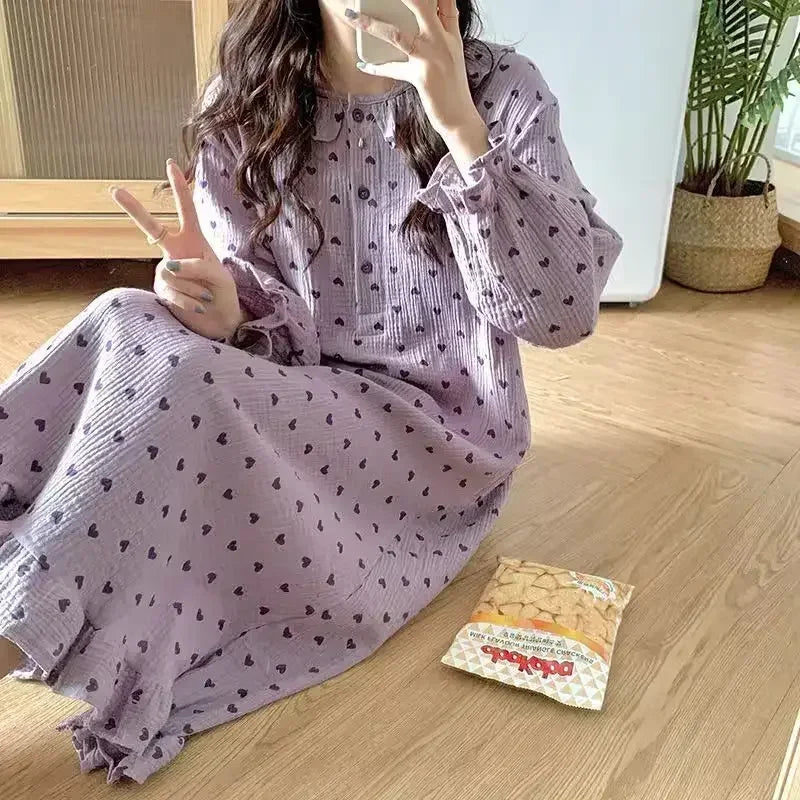 قميص نوم مطبوع عليه قلوب