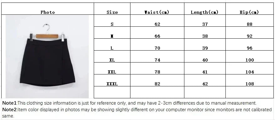 تنورة قصيرة سوداء ذات فتحات صغيرة وخصر مرتفع