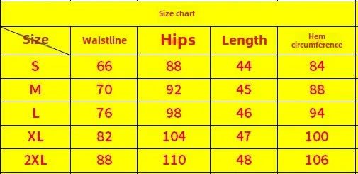 Minifalda de cuero ajustada con hebilla metálica