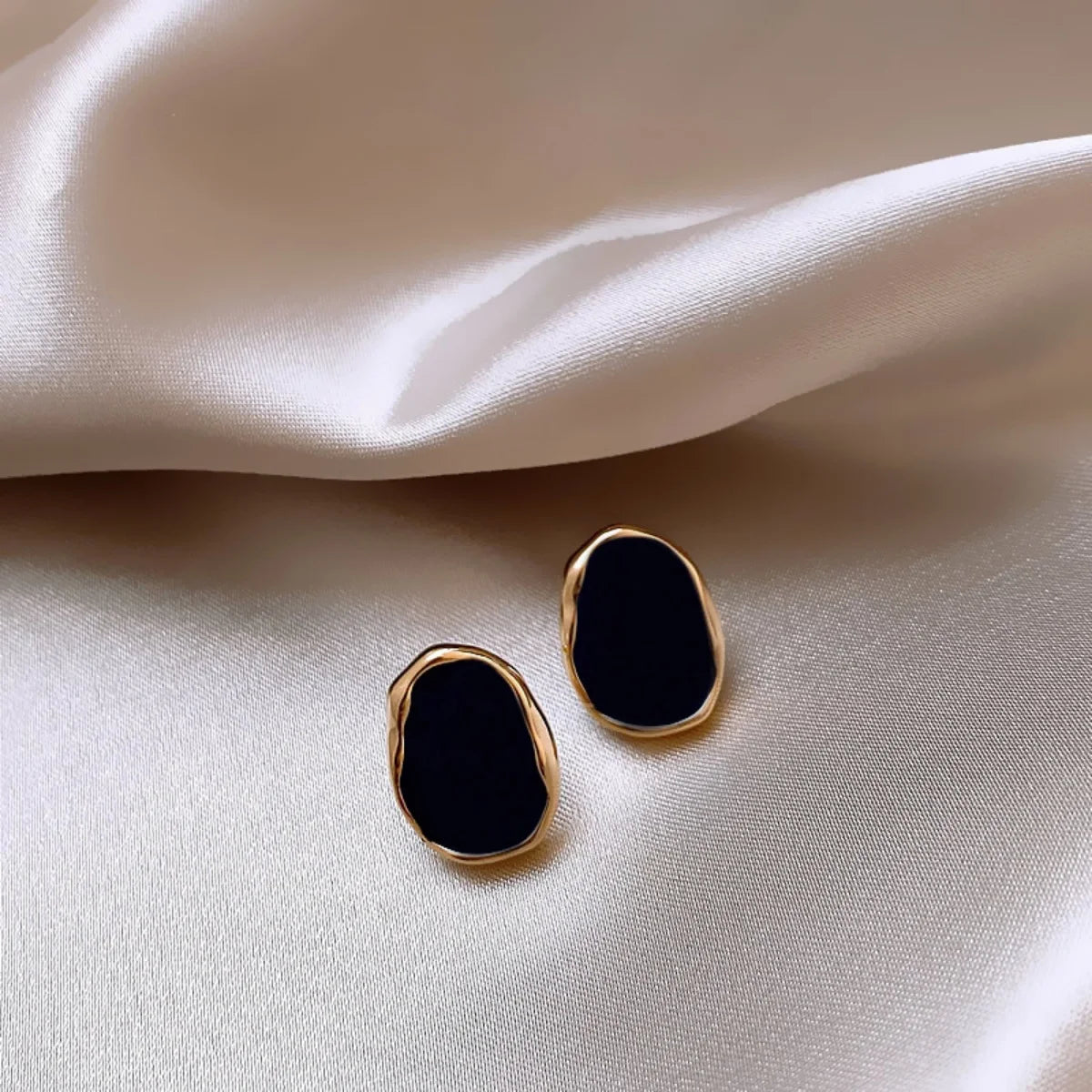 DANA Korean Black Geometric Small Earrings