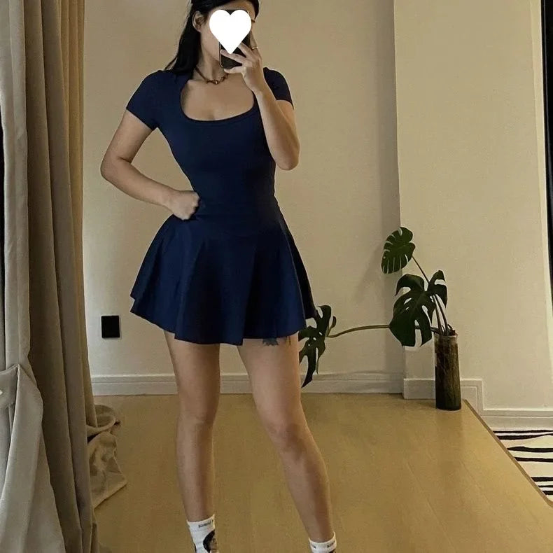 Vestido mini negro elegante con cuello cuadrado