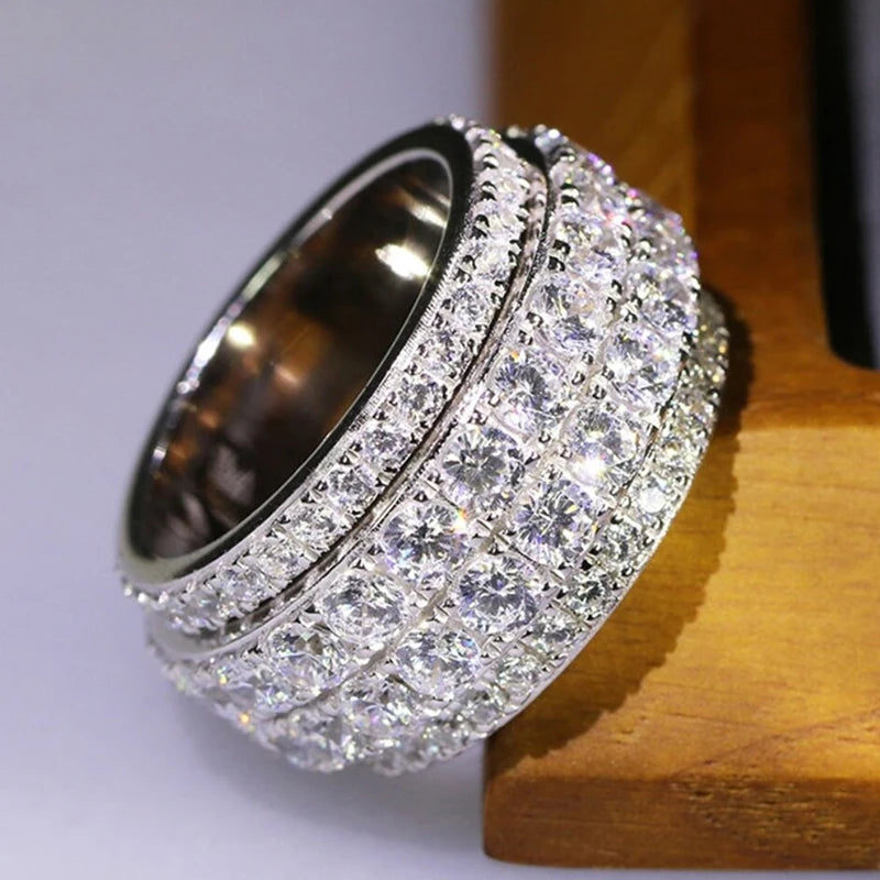 خاتم عريض مرصع بأحجار الزركونيا المكعبة اللامعة بالكامل