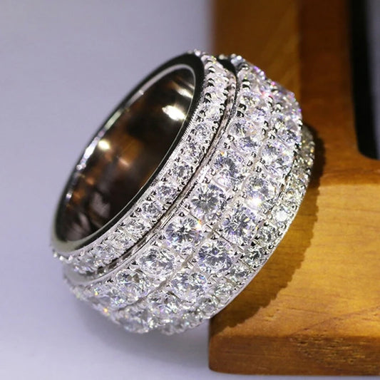خاتم عريض مرصع بأحجار الزركونيا المكعبة اللامعة بالكامل