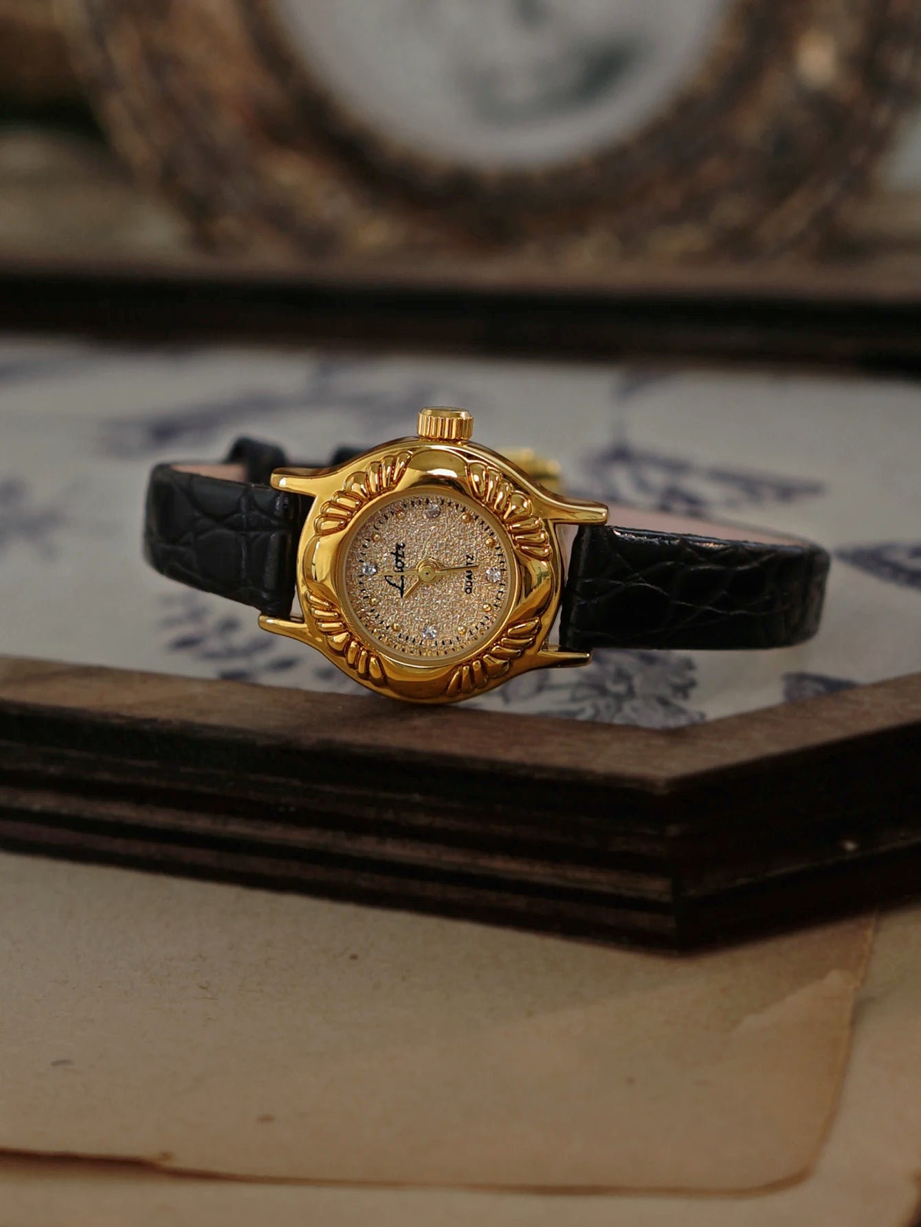 French Retro Engraved Pattern Gold Small Dial Watch
