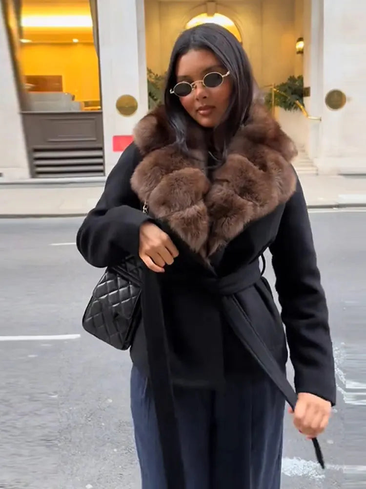 Elegantes abrigos de piel de manga larga