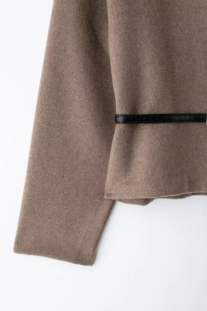 Chaqueta suave de manga larga con cuello en V y cinturón cruzado