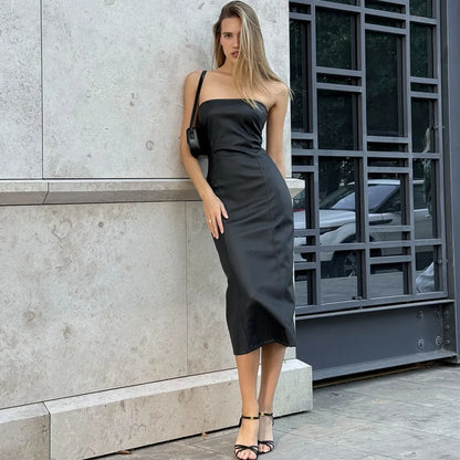 فستان جلدي مثير بدون حمالات وبدون أكمام وظهر مكشوف