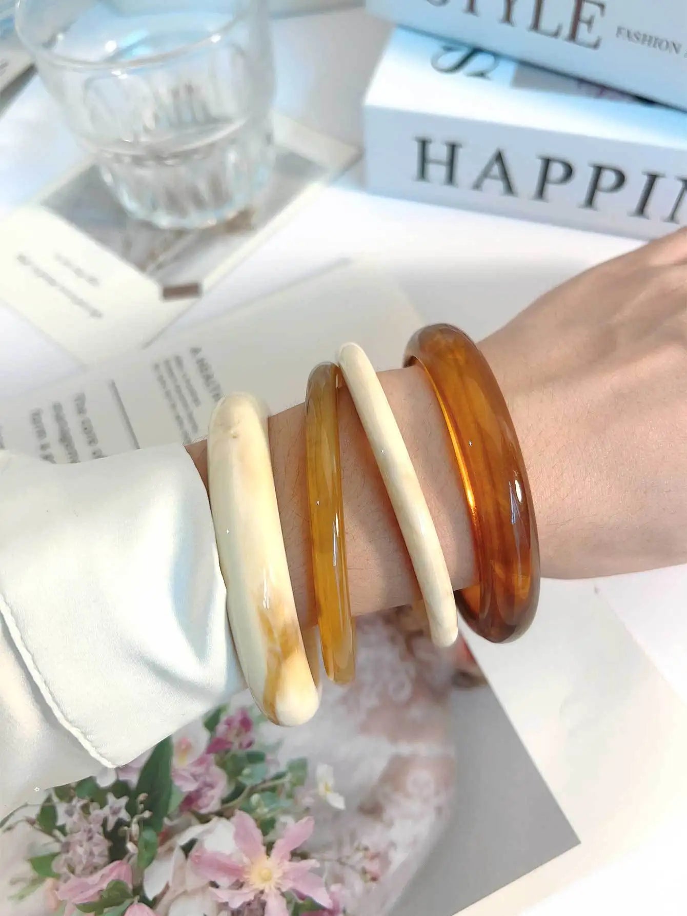 4pcs Retro Amber Beige Resin Geometric Bangles Acrylic Cuff Bracelets