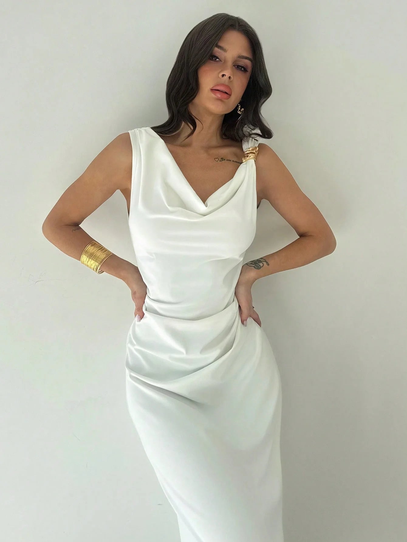 Elegante vestido sin mangas que estiliza la figura