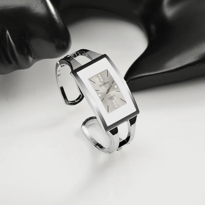 Reloj cuadrado de acero plateado con cristal de cuarzo