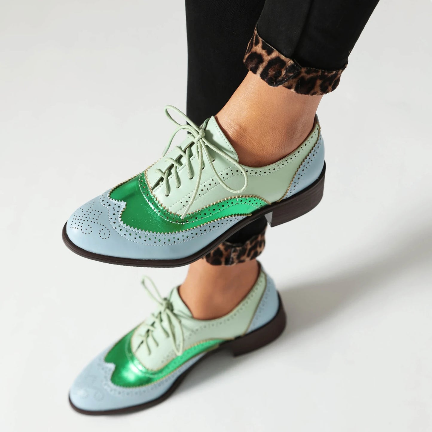 Oxford pointed toe shoes