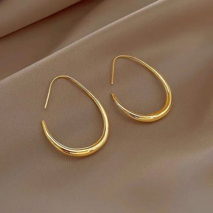 DANA Geometric Oval Hoop Earring