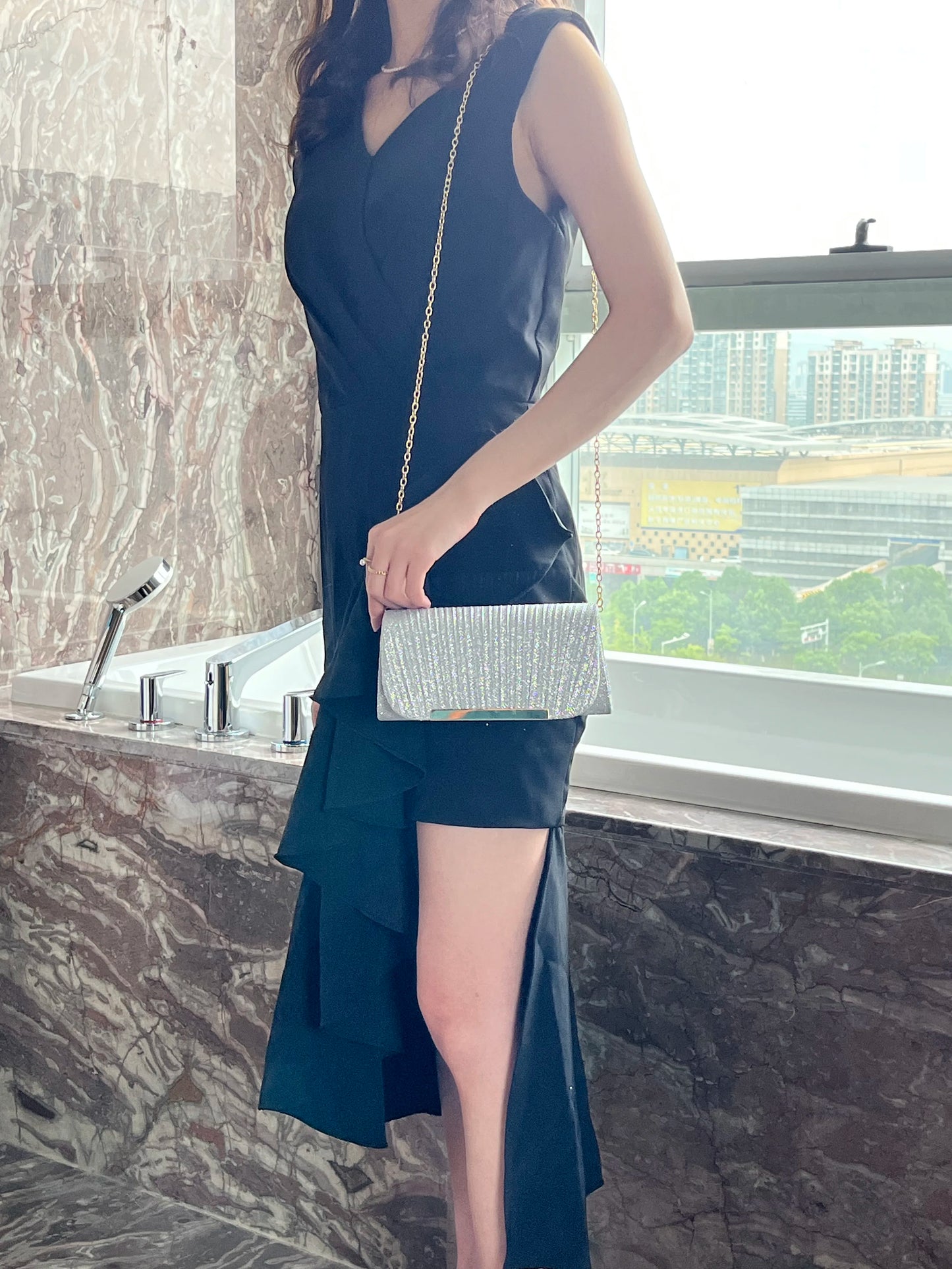 Pop metal chain shoulder bag