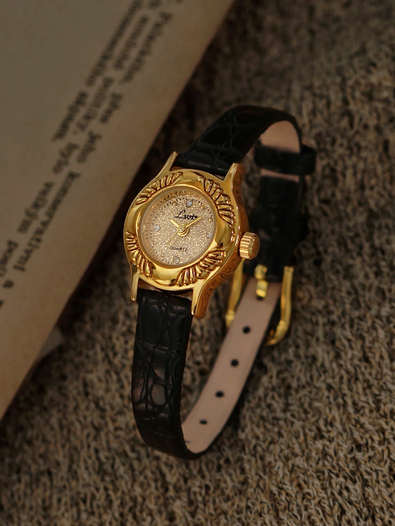 French Retro Engraved Pattern Gold Small Dial Watch