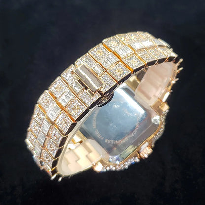 ساعات أرقام مربعة ملونة مرصعة بالألماس