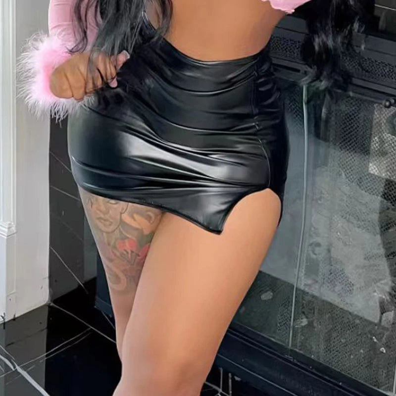 Falda corta de cuero de talle alto sexy