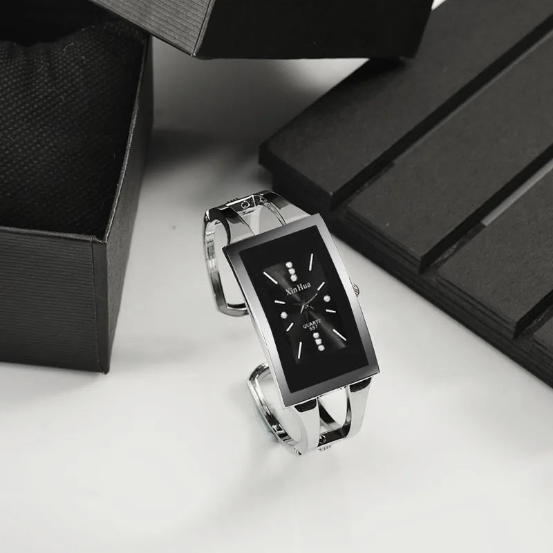 Reloj cuadrado de acero plateado con cristal de cuarzo