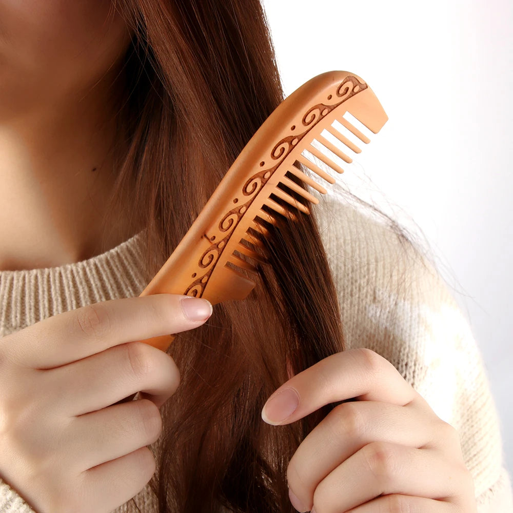 مشط خشبي طبيعي من خشب الخوخ، أسنان قريبة ومضادة للكهرباء الساكنة