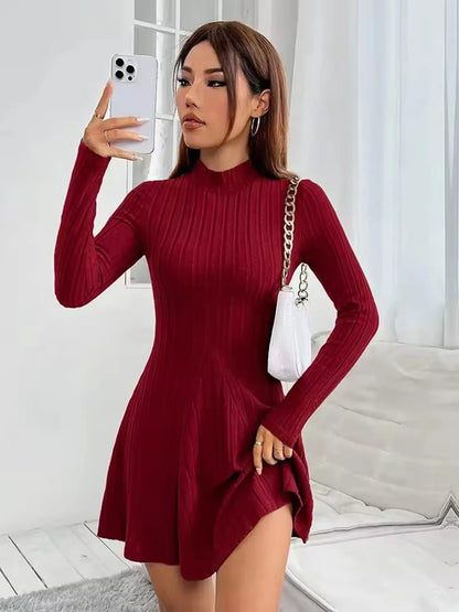 Vestido ajustado de manga larga con cuello alto y cintura media