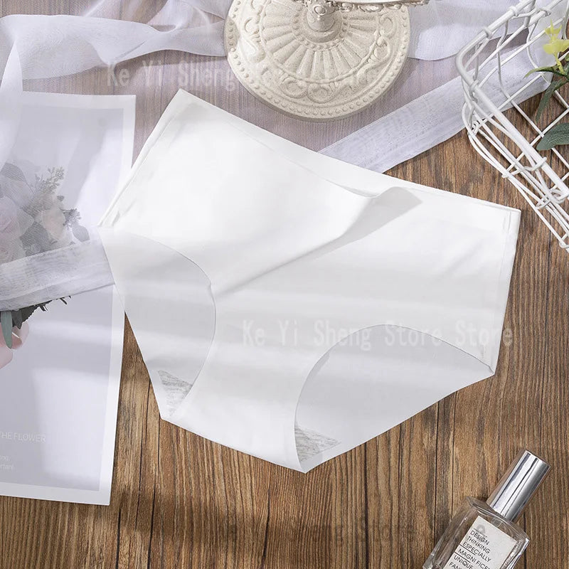 3 pieces of low-rise, seamless Lingerie