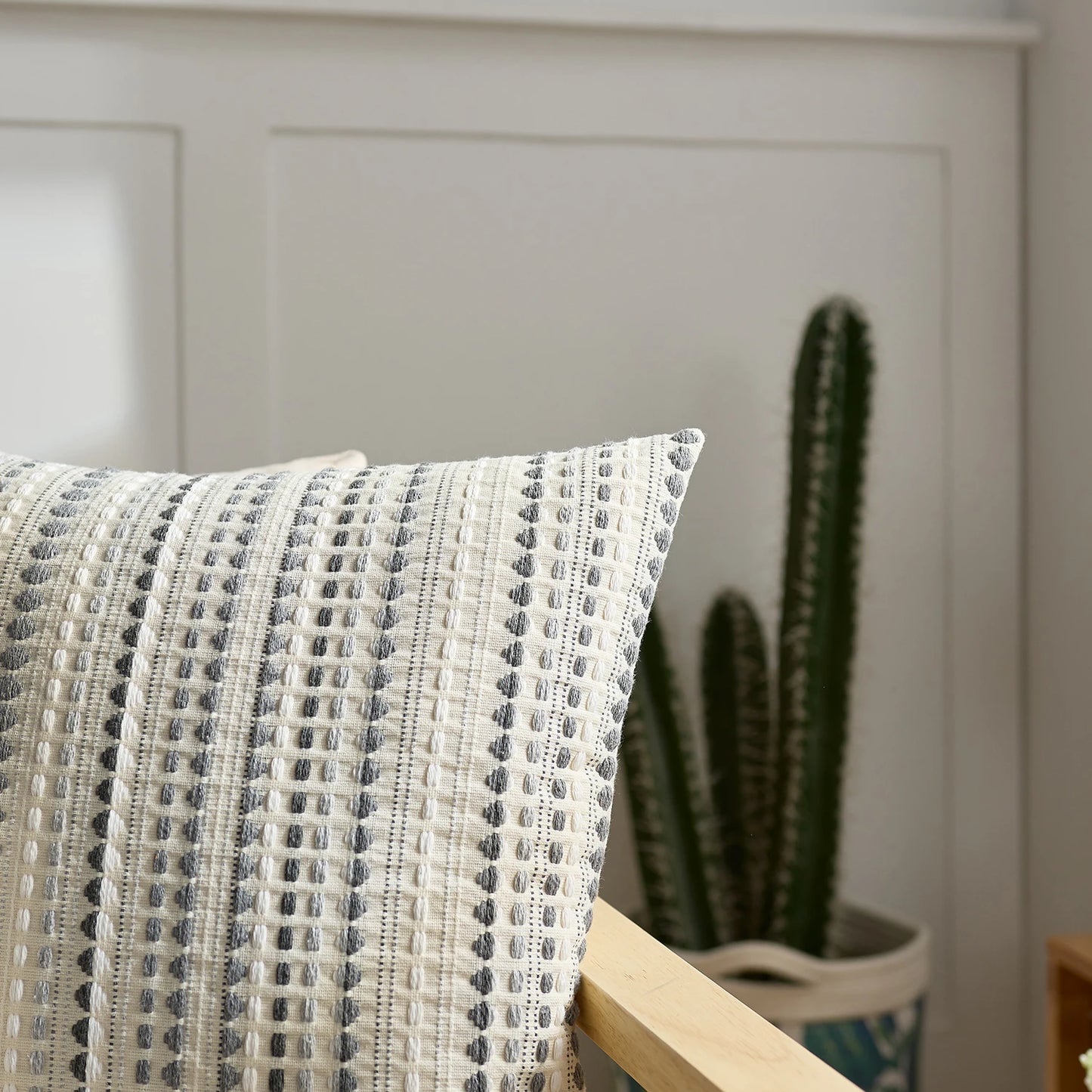 Modern Nordic style yarn-dyed polka dot pillow case
