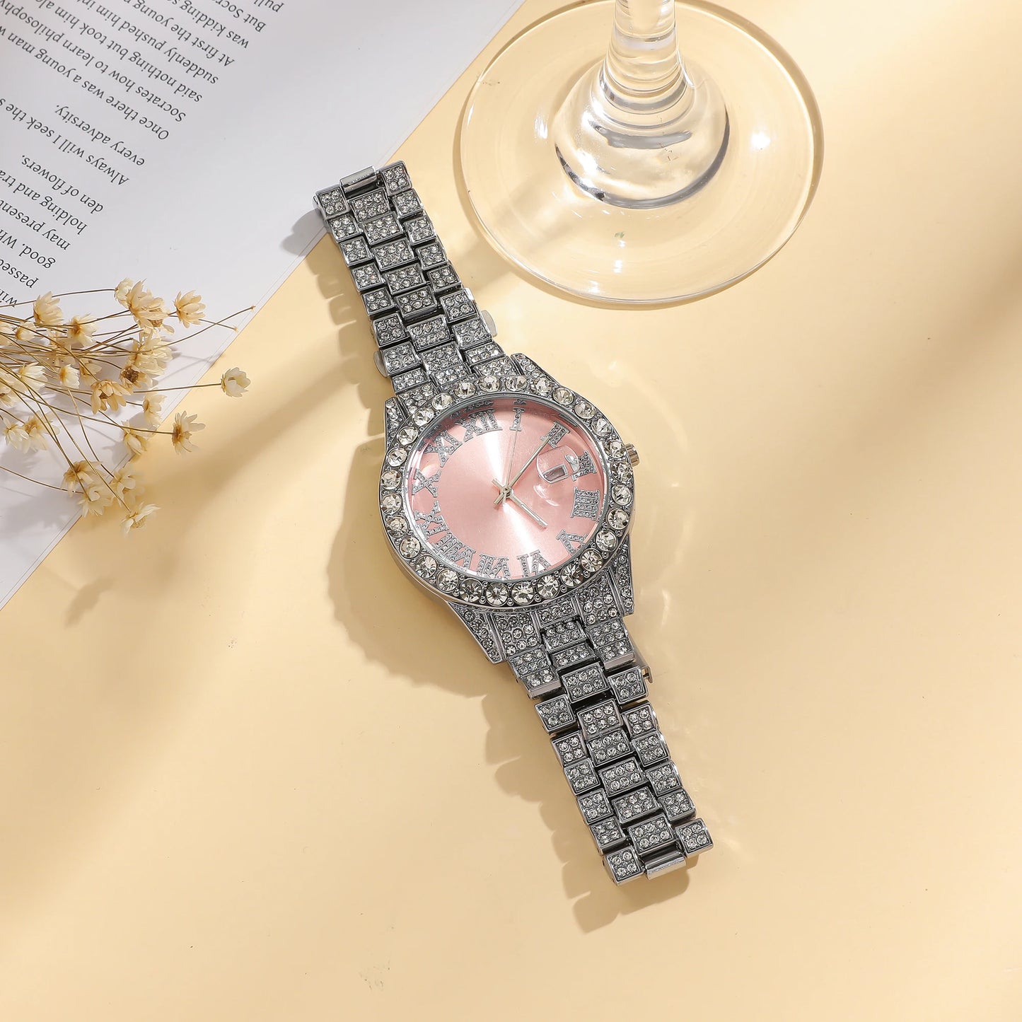 Reloj romano con incrustaciones de diamantes