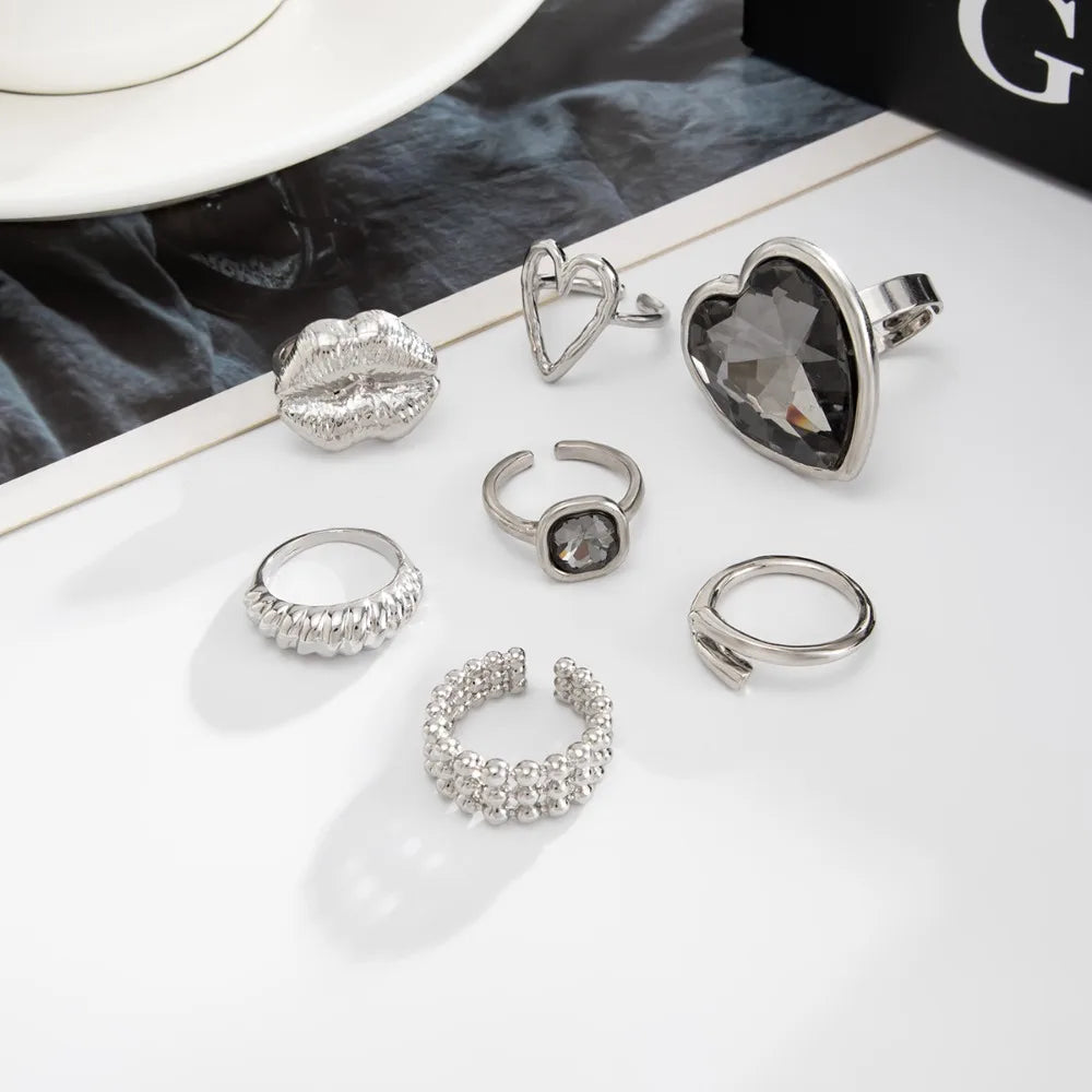 7pcs Exaggerated Geometric Threaded Lip Black Heart-shaped Acrylic Diamond Rings Sets