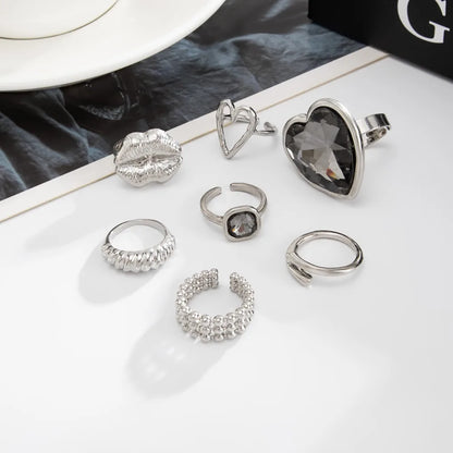 7pcs Exaggerated Geometric Threaded Lip Black Heart-shaped Acrylic Diamond Rings Sets