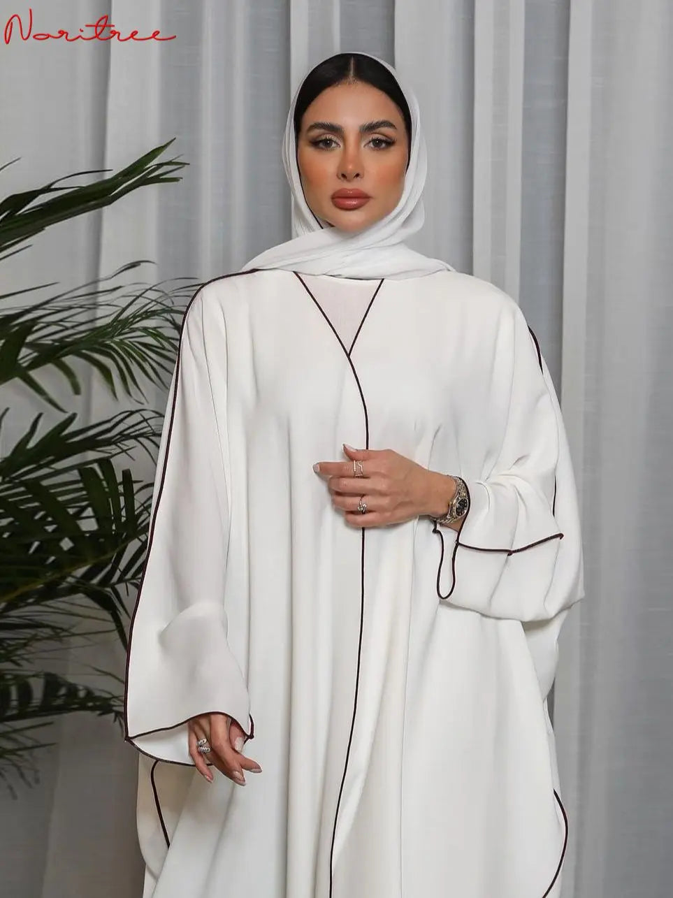 عبايات اوفر سايز بقصة الخط مع فستان بحزام