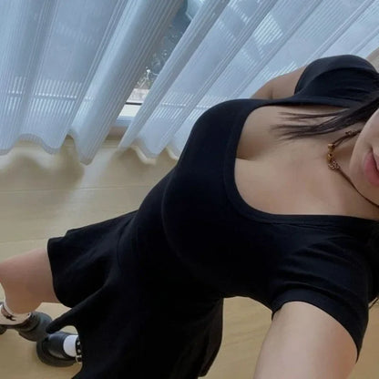 Vestido mini negro elegante con cuello cuadrado