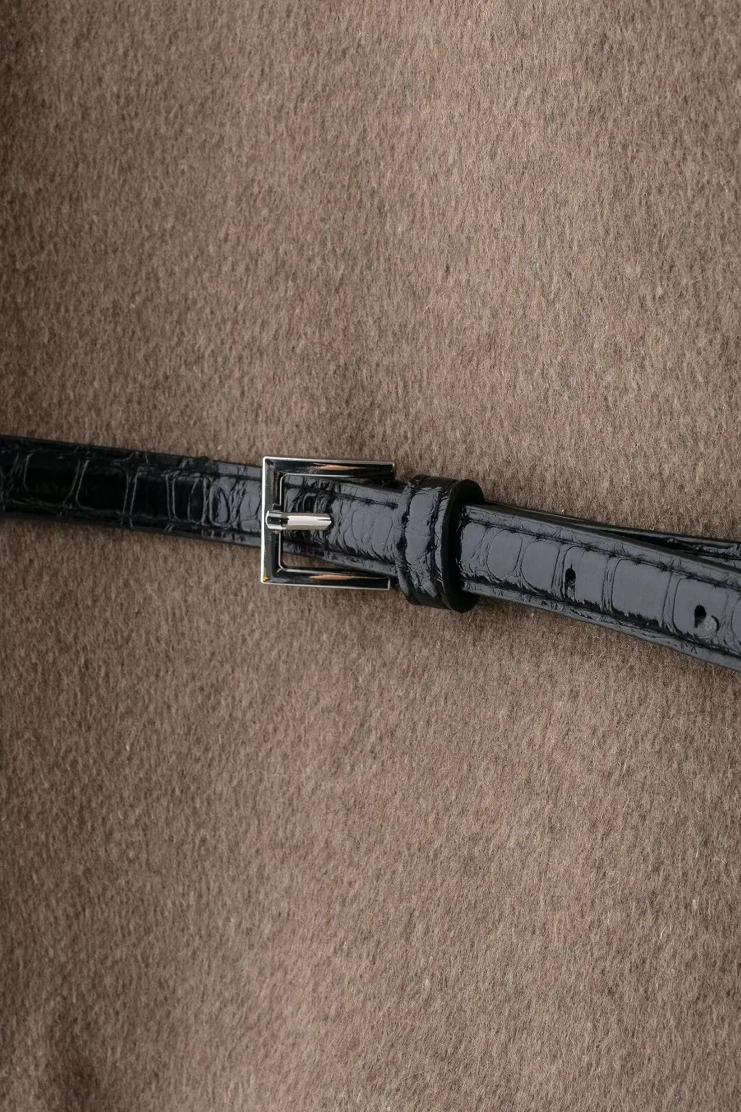 Chaqueta suave de manga larga con cuello en V y cinturón cruzado