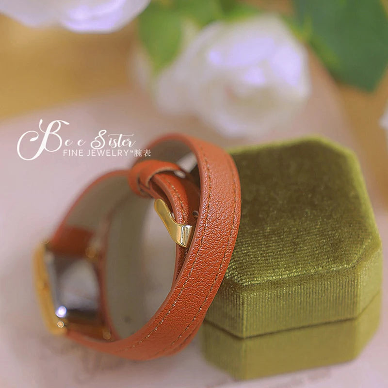 ساعة مربعة من الجلد باللون الوردي الذهبي العتيق