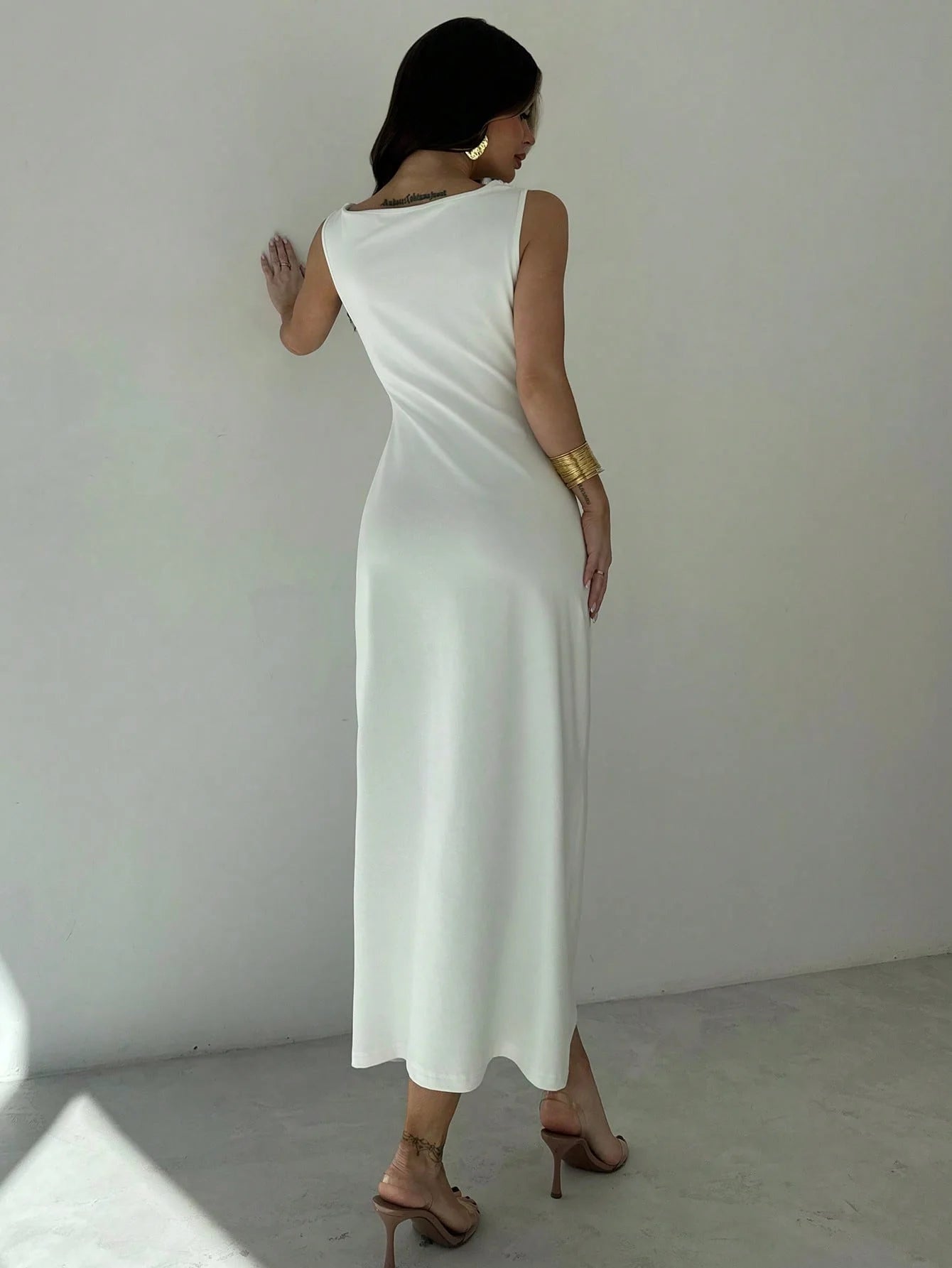 Elegante vestido sin mangas que estiliza la figura