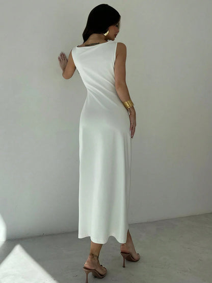 Elegante vestido sin mangas que estiliza la figura