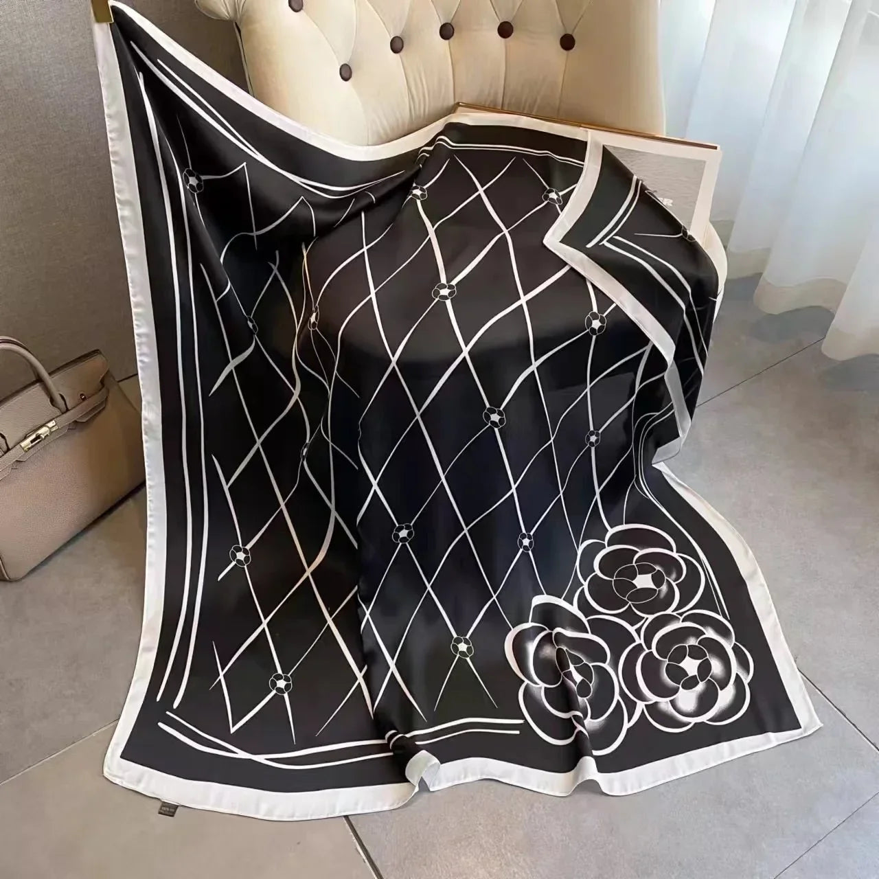 Chal cuadrado de seda con estampado de caballos de lujo