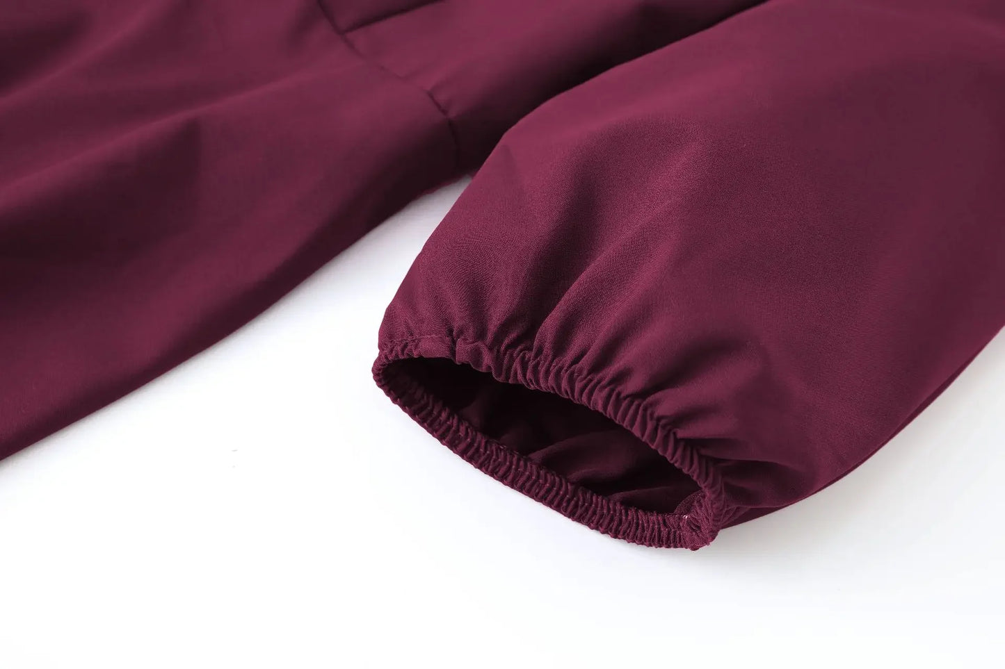 Vestido largo con cuello de hombros inclinados y cintura con lazo